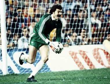 Ο γκολκίπερ που έπιασε τέσσερα πέναλτι και οι γιατροί θα του έκοβαν το χέρι! (φώτο)